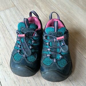 Keen size 8 toddler hiking sneakers